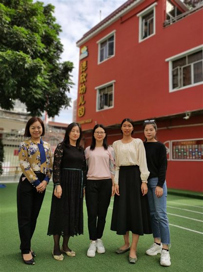 图為(wèi)我院老(lǎo)師(shī)与园方合影留恋
